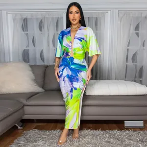 Conjunto de dos piezas para mujer con estampado floral abstracto, cuello en V y falda con abertura