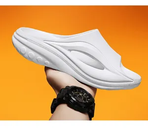 Vue latérale de sandales de sport blanches légères pour hommes au design ajouré