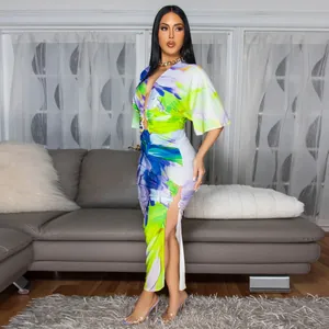 Conjunto sexy de dos piezas con estampado floral, escote en V y falda con abertura.