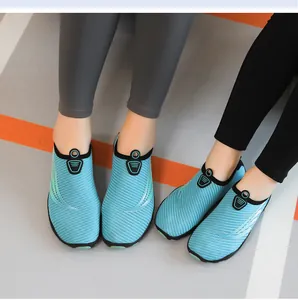 Détail des chaussures aquatiques bleu clair respirantes pour la plage et piscine