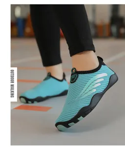 Détail de chaussures aquatiques bleu clair respirantes, idéales pour la plage et la marche