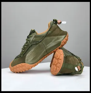 Dettaglio di sneaker in pelle verde oliva con suola in gomma avvolgente.