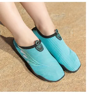 Détail rapproché de chaussures d'eau turquoise respirantes avec semelle en gomme