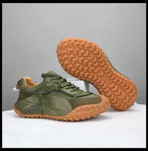 Vista laterale e del fondo delle sneaker da uomo in pelle verde premium con suola spessa in gomma