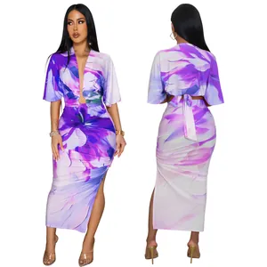 Vista frontal y trasera de un conjunto de verano de dos piezas con estampado floral