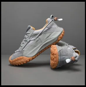 Sneaker in pelle grigia premium con suola spessa e sistema di allacciatura rapida