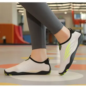 Détail de près de chaussures d'eau pieds nus légères et respirantes pour le yoga