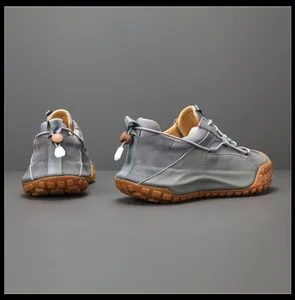 Sneaker casual da uomo in pelle grigia con suola in gomma e coulisse sul tallone