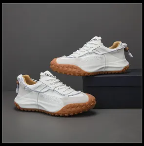 Vista dettagliata di sneakers chunky da uomo in pelle bianca premium con suola in gomma