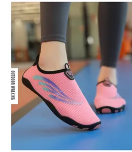 Vue détaillée des chaussures d'eau roses respirantes à séchage rapide pour la marche