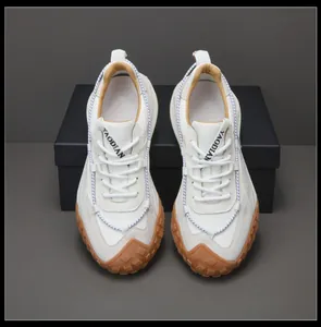 Vista dall'alto di sneakers chunky in pelle bianca con suola in gomma e logo YAODIAN.