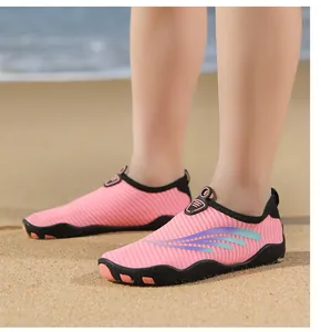 Vue détaillée des chaussures d'eau roses respirantes pour la natation et la plage.
