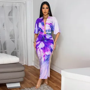 Detalle profesional de un conjunto sexy de top con cuello en V y falda con estampado floral