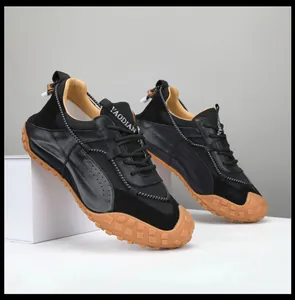 Sneakers chunky da uomo in pelle nera con dettaglio suola in gomma testurizzata