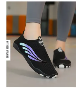 Détail de chaussures aquatiques respirantes avec motif d'ailes violettes pour la marche