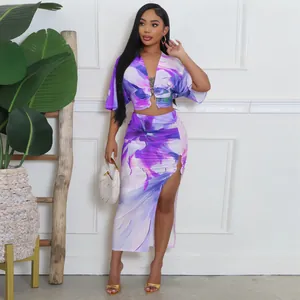 Conjunto sexy de dos piezas con estampado floral morado, top corto en V y falda con abertura