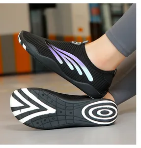 Vue détaillée de chaussures d'eau noires respirantes avec design latéral et semelle antidérapante.