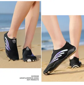 Vue détaillée de chaussures d'eau noires respirantes avec motif d'aile violette