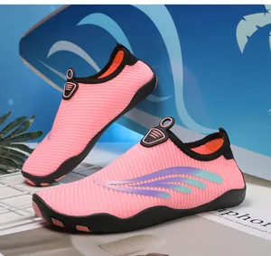Vue détaillée des chaussures d'eau roses respirantes pour la natation et plage