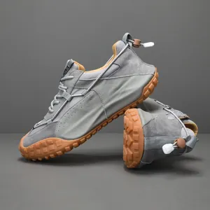 Sneakers casual da uomo in pelle grigia con esclusiva suola avvolgente in gomma marrone
