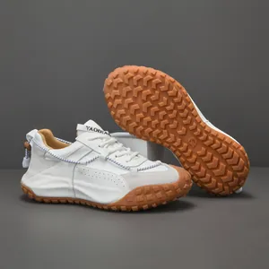 Sneaker chunky da uomo in pelle bianca premium con suola in gomma marrone resistente