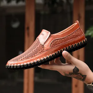 Detailweergave van bruine, ademende leren loafers voor heren met getextureerde mesh-bovenkant