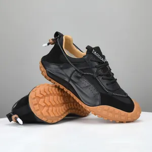 Sneaker maschili di lusso in pelle nera con suola in gomma marrone e lacci a strozzo