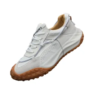 Sneaker da uomo in pelle bianca premium con suole in gomma marrone testurizzate