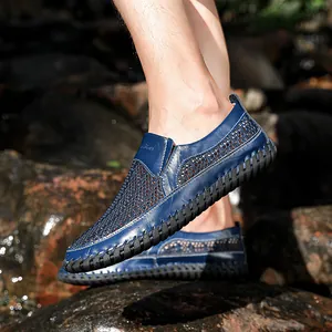 Gedetailleerde macro-opname van blauwe ademende mesh lederen loafers met hol ontwerp voor de zomer