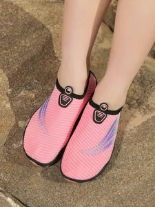 Chaussures d'eau roses confortables et respirantes pour la plage et la natation.