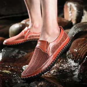 Gedetailleerde weergave van ademende herenloafers van geperforeerd leer in oranjebruine kleur