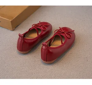 Vista detallada de las bailarinas de cuero rojo para niña con lazo y tacón