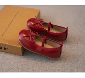 Vista detallada de zapatos de princesa rojos para niña con lazo y suela blanda elástica