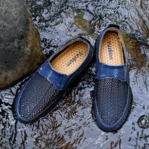 Detailweergave van blauwe ademende mesh leren loafers in natuurlijk wateromgeving