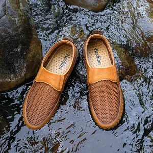 Detail van de ademende mesh-structuur op bruine leren herenloafers van mesh