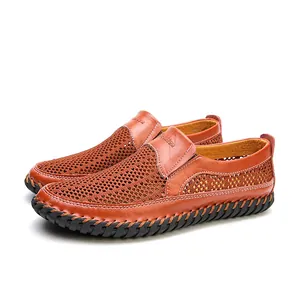Detailopname van herenloafers in oranjebruin leer met ademende mesh-structuur