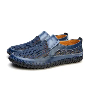 Detailweergave van de ademende blauwe mesh leren loafers voor heren met stiksels