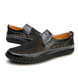 Zijaanzicht van ademende zwarte herenloafers van mesh met handgestikte details