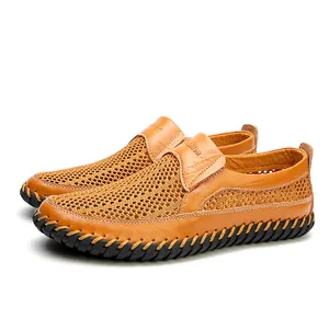 Detail van bruine leren herenloafers met ademend mesh en een handgestikte zoolconstructie