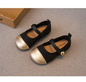 Detailansicht der schwarz-goldenen Mädchen-Mary-Jane-Prinzessinnenschuhe mit weicher Sohle