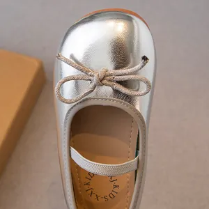 Zapatos de princesa plateados brillantes para niña con lazo y suela suave y cómoda