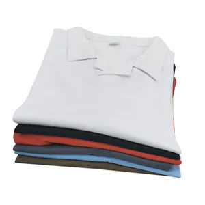 Detailansicht eines Stapels schnelltrocknender Herren-Polo-Shirts in verschiedenen Farben