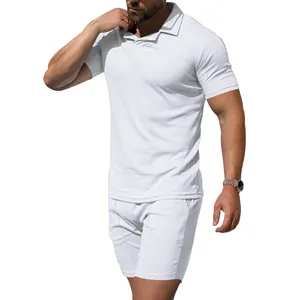 Detailaufnahme eines weißen, schmal geschnittenen Herren-Polo-Shirts und Sport-Shorts