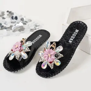 Vue détaillée de sandales plates style français avec fleurs en tissu rose et strass brillants