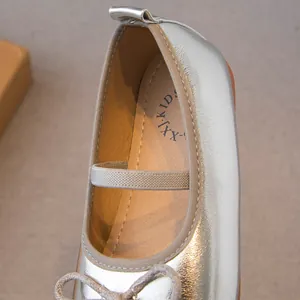 Bailarinas plateadas metalizadas para niñas con correa elástica y detalle de lazo