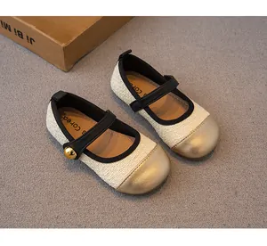 Detailansicht von Tweed-Mary-Janes für Mädchen mit goldener Kappe und Riemen