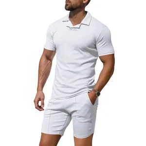 Nahaufnahme eines weißen Slim-Fit Polo-Shirts mit passenden Sportshorts für Herren