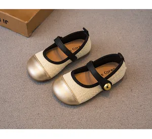 Detailansicht der Mary Jane Mädchenschuhe aus Tweed mit goldener Kappe und schwarzem Riemen
