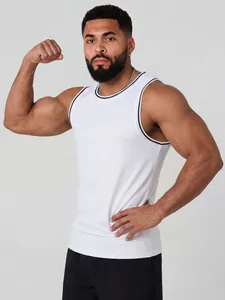 Nahaufnahme eines Mannes im weißen Muskel-Tanktop mit schwarzem Rand für Fitness
