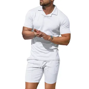 Vorderansicht der schmalen Passform des weißen Polo- und Shorts-Sets an einem Modell